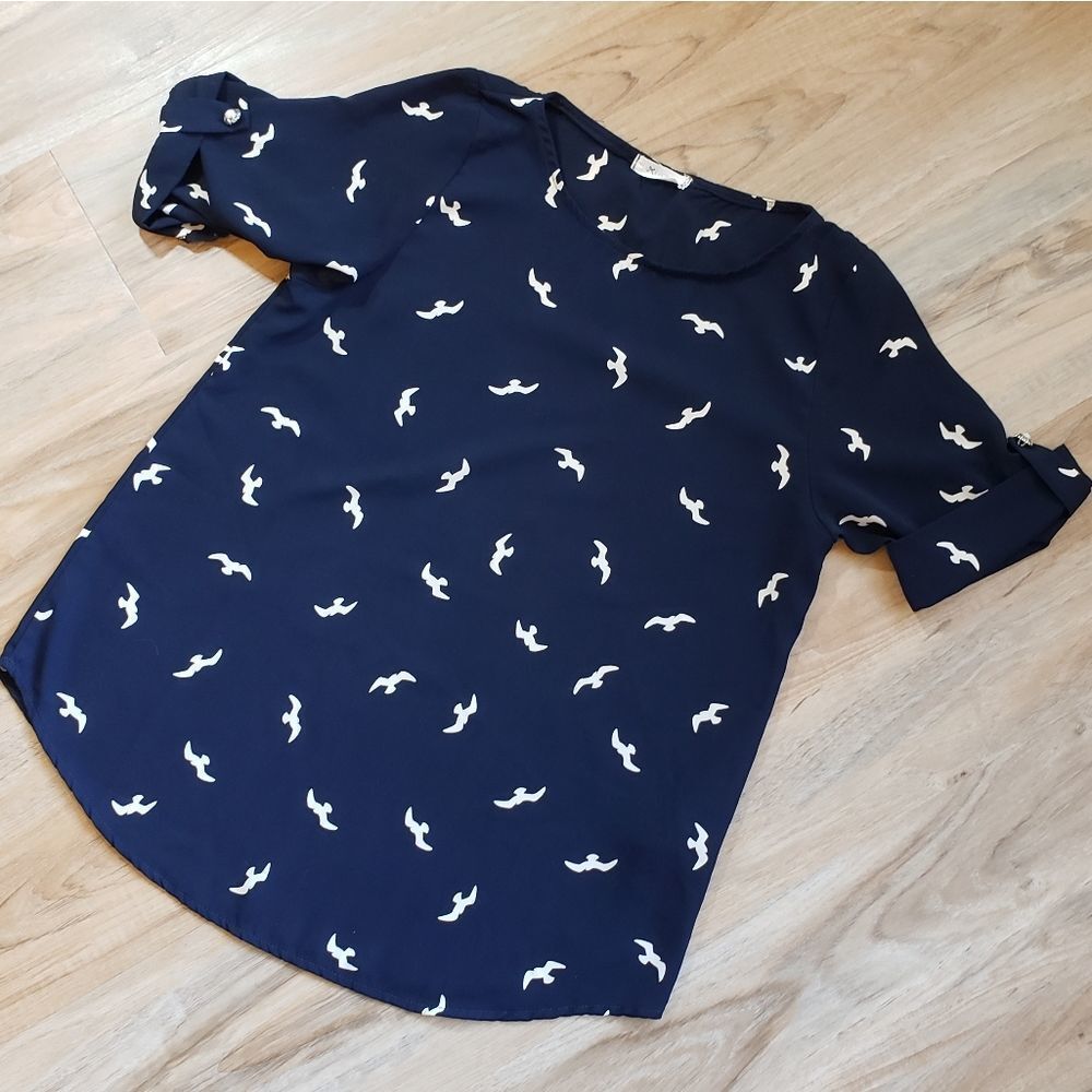 🔺️Anthropologie Everly Blue w/Ivory Bird Print Short Sleeve Top Small